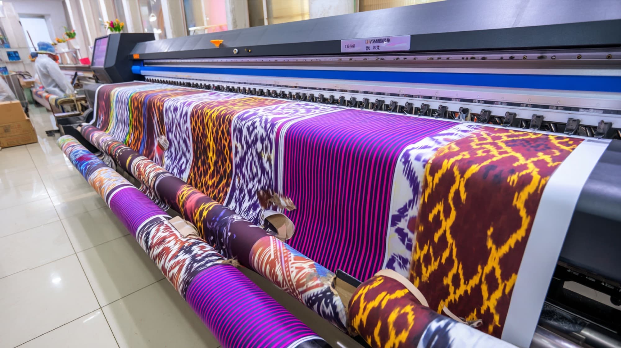 Impresora textil de gran formato en producción continua.
